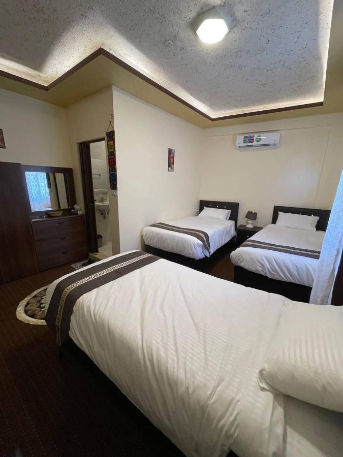 Ad Deir Guesthouse Wadi Musa Bagian luar foto