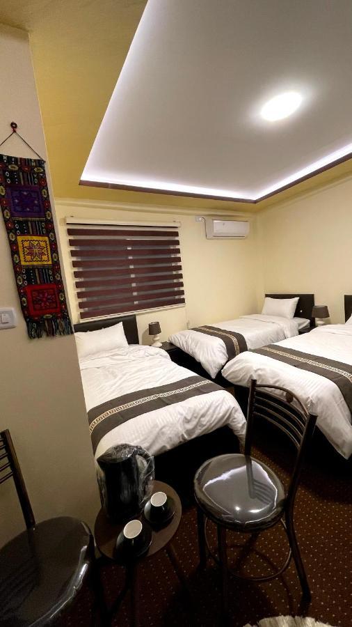 Ad Deir Guesthouse Wadi Musa Bagian luar foto